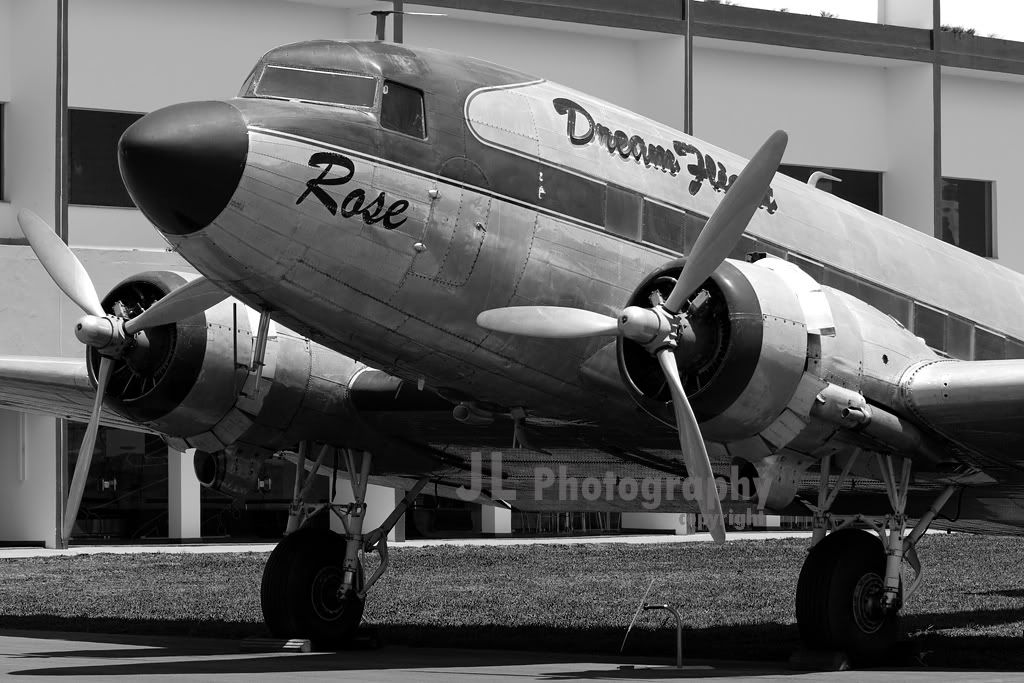 IMAGE: http://i1198.photobucket.com/albums/aa441/geaesp/IMG_6804-black--white.jpg