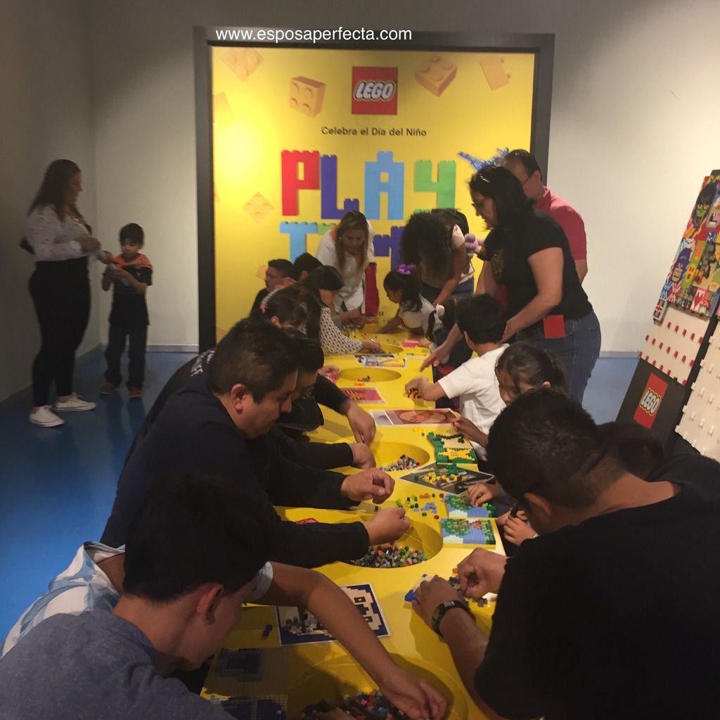 Los papás también disfrutan jugar con Lego