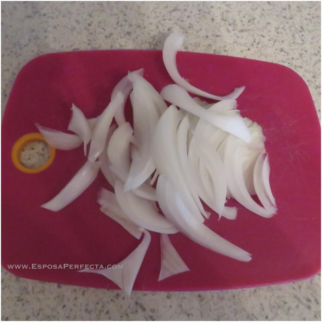 Preparación guiso con salchichas