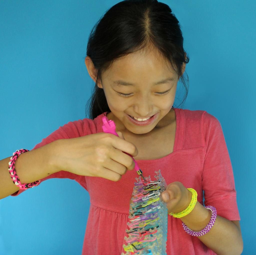 Niña con telar de ligas