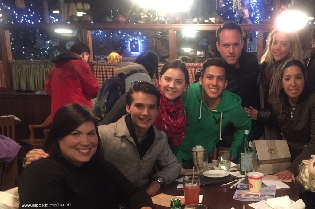 Bloggers y actores con el equipo de PR de Walt Disney World