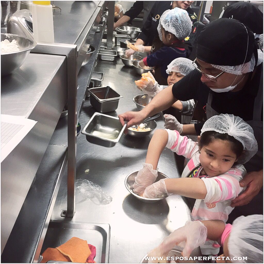 Niños cocinando