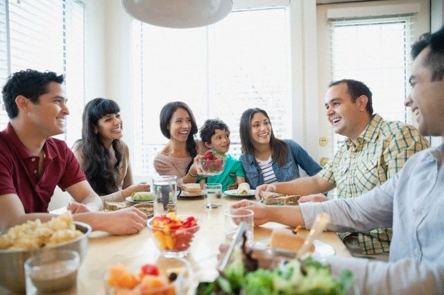 Encontrar el equilibrio entre amigos y familia