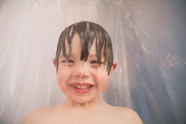 Rutina para que tu hijo aprenda a bañarse sólo