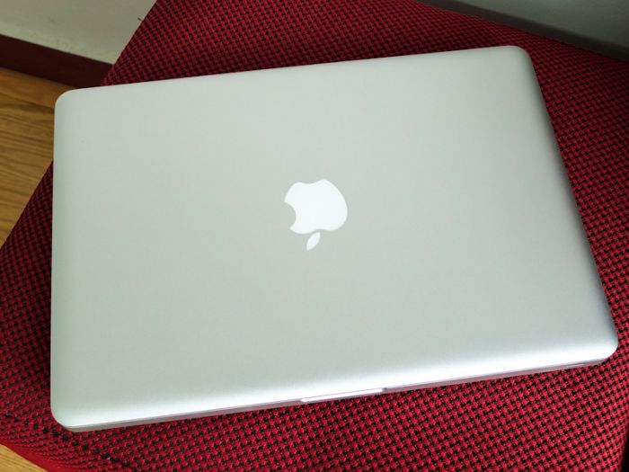 Bán em macbook pro md313 core i5/4g/500g/hd 3000 máy đẹp lung linh, giá tốt cho ae !!!