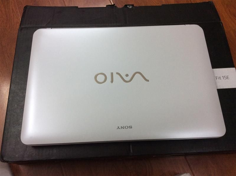 SONY VAIO SVF15322SG màu trắng CORE i3 4005/2G/500G/WIN 8 máy đẹp keng, giá chất cho ae !!!
