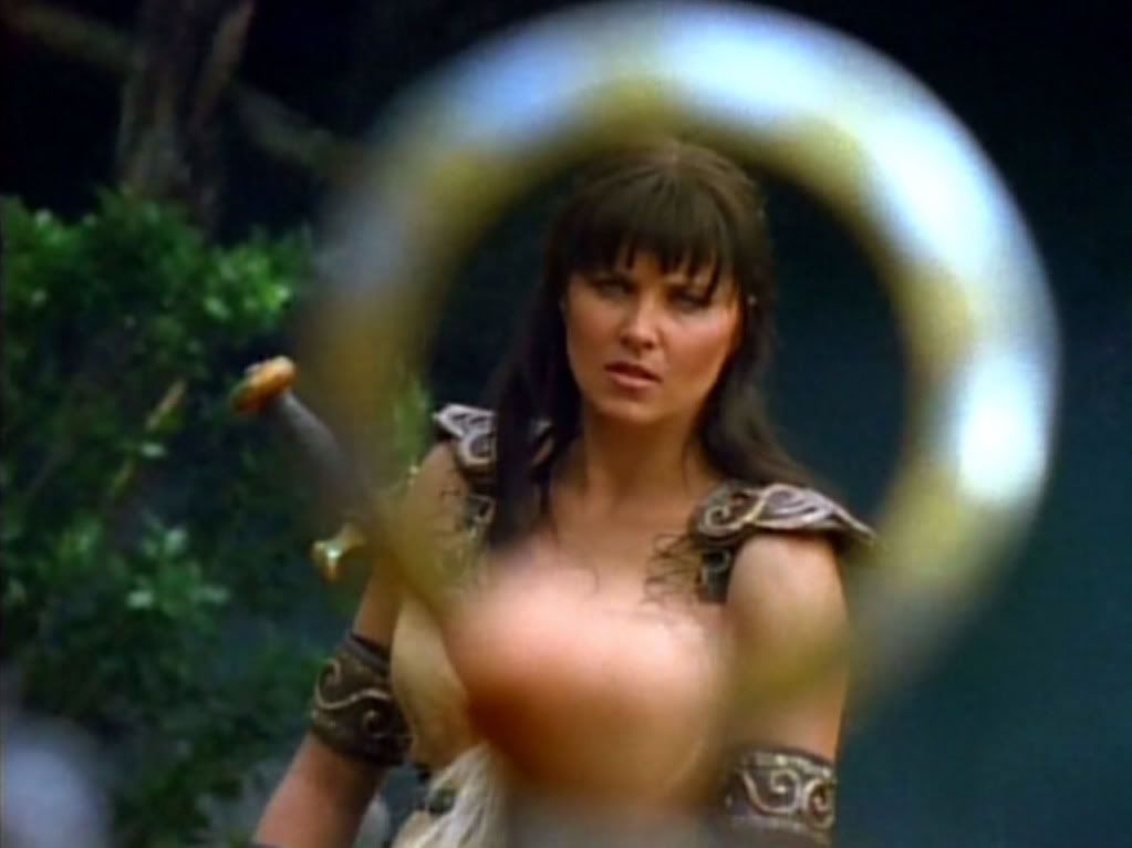 Callisto catches Xena's chakram.