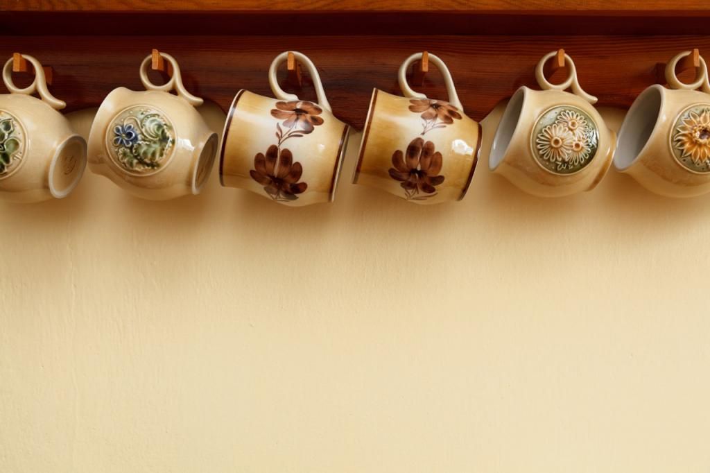 http://www.publicdomainpictures.net/view-image.php?image=14460&picture=hanging-cups