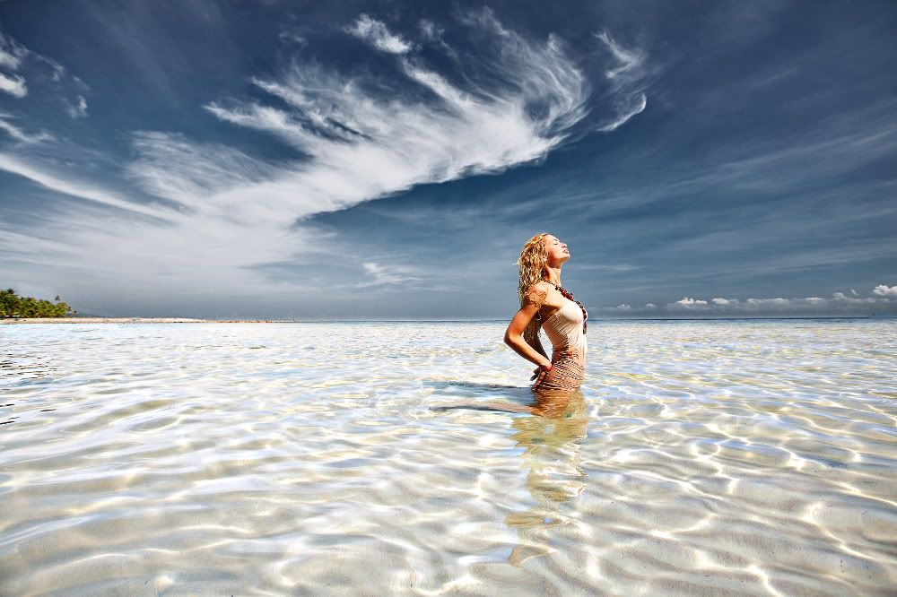 Блондинка купается голышом в море